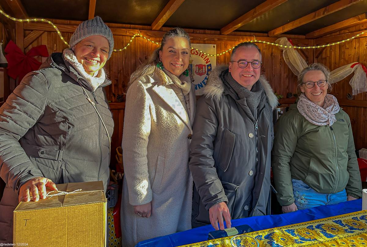 Nach einer kleinen Pause hat der Förderkreis der Städtepartnerschaft in diesem Jahr wieder am Königsteiner Weihnachtsmarkt teilgenommen, der sich herrlich vom Kapuzinerplatz, durch dem Kurpark bis hoch an das Rathaus schlängelte.